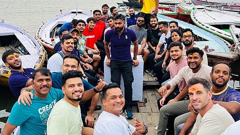 வாரணாசி காசி விஸ்வநாதர் கோவிலில் கொல்கத்தா அணியினர்.