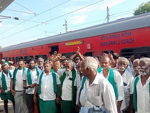தஞ்சாவூர் ரயில் நிலையத்தில் வெள்ளிக்கிழமை காலை ரயிலில் அபாயச் சங்கிலியை இழுத்து நிறுத்தி போராட்டத்தில் ஈடுபட்டுள்ள விவசாயிகள்.