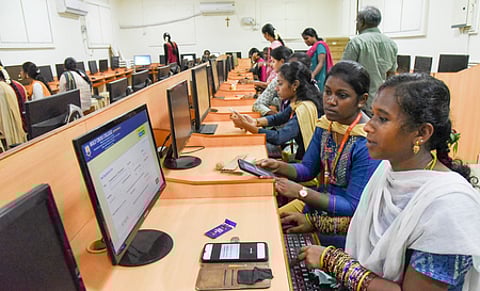 திருச்சி தனியாா் கல்லூரியில் ஆன்லைன் மூலம் கலை, அறிவியல் படிப்புகளுக்கு ஆா்வமுடன் விண்ணப்பித்த மாணவிகள்.