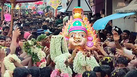 பக்தர்கள் வெள்ளத்தில் சிரசு ஊர்வலம்