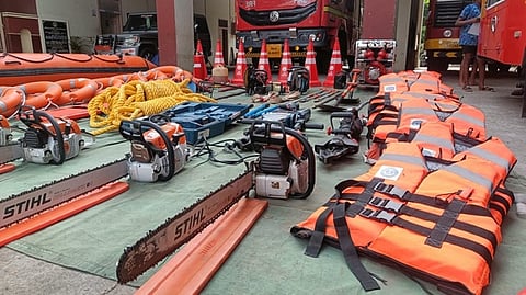 பலத்த மழைக்கான எச்சரிக்கை விடப்பட்டிருப்பதால், மீட்புப் பணிகளுக்கான உபகரணங்களுடன் தயாா் நிலையில் உள்ள திண்டுக்கல் தீயணைப்பு நிலையம்.