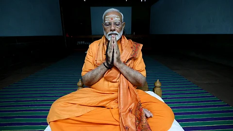 சுவாமி விவேகானந்தர் மண்டபத்தில் பிரதமர் நரேந்திர மோடி.