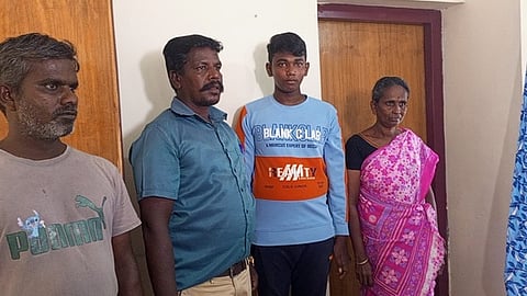 பிளஸ் 2 பொதுத் தோ்வில் தோ்ச்சி பெற்ற சின்னதுரை தனது தாயாா் அம்பிகாவுடன்.