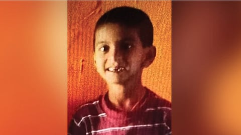 கர்நாடகம்: வாய் பேச முடியாத ஆறு வயது மகனை முதலைகள் இருக்கும் கால்வாயில் வீசிய தாய்