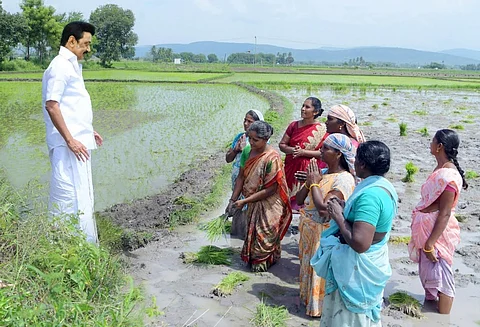 விவசாய கூலித்தொழிலாளிகளிடம் குறைகளை கேட்டறிந்த முதல்வர் மு.க.ஸ்டாலின்