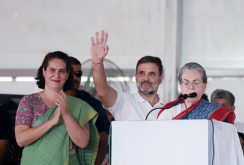 ரே பரேலி பிரசாரக் கூட்டத்தில் சோனியா காந்தியுடன் ராகுல் காந்தி, பிரியங்கா காந்தி...