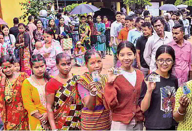 அஸ்ஸாம் மாநிலம் குவாஹாட்டியில் அமைக்கப்பட்டிருந்த ஒரு வாக்குச் சாவடியில்
செவ்வாய்க்கிழமை நீண்ட வரிசையில் காத்திருந்து ஆர்வமுடன் வாக்களித்த பொதுமக்கள்.