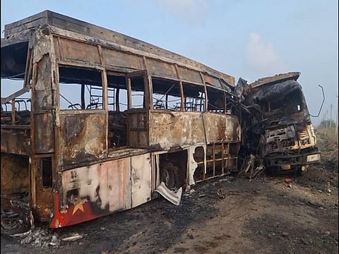 பேருந்தும்-லாரியும் மோதிக்கொண்ட கோர விபத்தில் இரண்டு வாகனங்களும் முற்றிலும் எரிந்து நாசமானது.