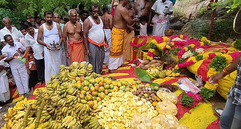 திருநகரில் உச்சிக் கருப்பணசாமிக்கு மா, பலா, வாழை என முக்கனிகள் கொண்டு நடைபெற்ற சிறப்புப் பூஜை.