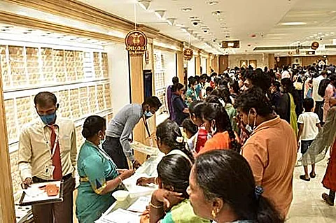 தங்கம் வியாழக்கிழமை பவுனுக்கு ரூ.320 உயர்ந்து ரூ.73,040-க்கு விற்பனையாகிறது.