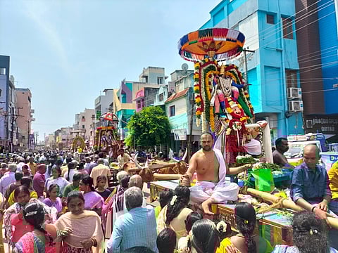 தஞ்சாவூர் தெற்கு வீதியில் புதன்கிழமை கருட வாகனங்களில் எழுந்தருளிய பெருமாள் சுவாமிகளை சேவித்த பக்தர்கள்