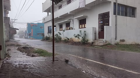 விழுப்புரத்தில் புதன்கிழமை காலை முதல் இடி மின்னலுடன் மிதமான கோடைமழை பெய்து வருகிறது.