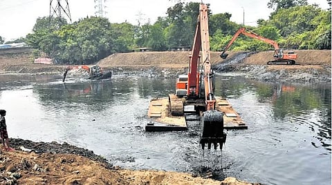 தூர்வாறும் பணி