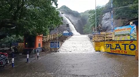 குற்றால அருவியில் திடீர் வெள்ளம்! மாயமான சிறுவன் சடலமாக மீட்பு