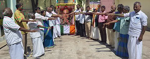 கோவில்பட்டி காந்தி மண்டபத்தில் ராஜீவ் காந்தி நினைவு தினத்தையொட்டி நடைபெற்ற உறுதிமொழி நிகழ்ச்சியில் பங்கேற்றோா்