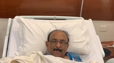 அறுவை சிகிச்சைக்காக கிரீம்ஸ் சாலையில் உள்ள அப்பல்லோ மருத்துவமனையில் அனுமதிக்கப்பட்டுள்ள மதிமுக பொதுச் செயலாளரும் மாநிலங்களவை உறுப்பினருமான வைகோ.
