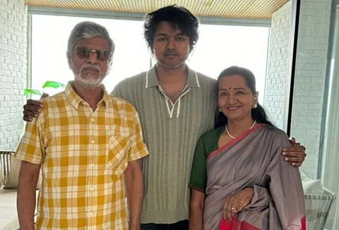 பெற்றோரை சந்தித்த நடிகர் விஜய்!