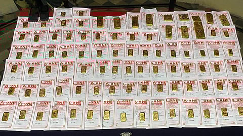 கைப்பற்றப்பட்ட ரூ.12 கோடி மதிப்பிலான தங்கக் கட்டிகள்.