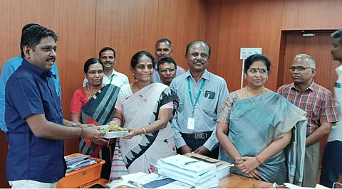 திருப்பூர் மாவட்ட ஆட்சியர் தா. கிறிஸ்துராஜிடம் வாழ்த்து பெற்ற மாவட்ட முதன்மை கல்வி அலுவலர் கீதா உள்ளிட்டோர்.