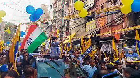 சாஹி ராம் பஹல்வானுக்கு ஆதரவாக ஞாயிற்றுக்கிழமை தியோலி கால்காஜி போன்ற பகுதிகளில் சுனிதா கேஜரிவால் சாலை வழிப் பிரசாரத்தை மேற்கொண்டாா்.