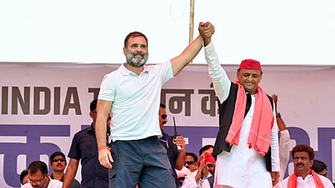 சமாஜவாதி தலைவா் அகிலேஷ் யாதவுடன் ராகுல் காந்தி.