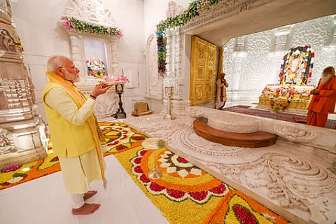அயோத்தி ஸ்ரீராமா் கோயிலில் வழிபட்ட பிரதமா் மோடி.
