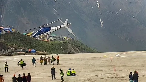 அவசரமாக தரையிறங்கிய ஹெலிகாப்டர்.