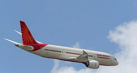 மலக்குடலில் தங்கம் கடத்திய பெண் விமானப் பணியாளர்!