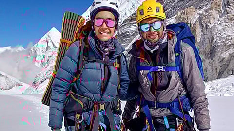 தந்தை காா்த்திகேயனுடன் எவரெஸ்ட் சிகரத்தில் மகள் காம்யா.