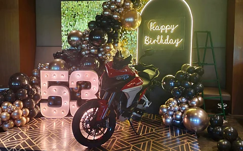 நடிகர் அஜித்துக்கு பிறந்தநாள் பரிசளித்த ஷாலினி!