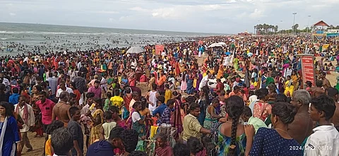 வைகாசி விசாகத்திருவிழாவை முன்னிட்டு புதன்கிழமை அதிகாலையில் திருச்செந்தூர் கடலில் புனித நீராடிய லட்சக்கணக்கான பக்தர்கள்.