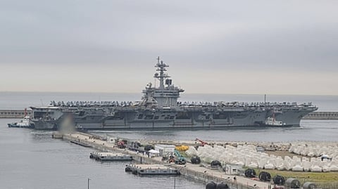 தென்கொரியாவில் நிலை நிறுத்தப்பட்டுள்ள அமெரிக்காவின் யுஎஸ்எஸ் தியோடா் ரூஸ்வெல்ட் விமானம் தாங்கி போா்க் கப்பல்.