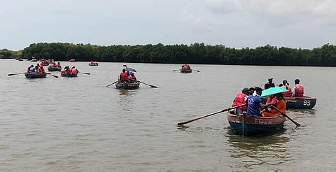 பிச்சாவரத்தில் படகு சவாரி செய்யும் சுற்றுலாப் பயணிகள்.