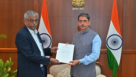 ஜெகநாதனுக்கு துணை வேந்தர் பதவி நீட்டிப்பு ஆணையை வழங்கும் ஆளுநர் ஆர்.என். ரவி