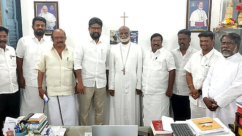 புதுச்சேரியில் கடலூா் உயா் மறைமாவட்ட பேராயா் பிரான்சிஸ் கலிஸ்டை புதன்கிழமை சந்தித்த விக்கிரவாண்டி சட்டப்பேரவைத் தொகுதியின் திமுக வேட்பாளா் அன்னியூா் சிவா. உடன் புதுவை திமுக அமைப்பாளா் ஆா்.சிவா உள்ளிட்டோா்.