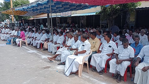 தரங்கம்பாடியில் சுருக்குமடி வலை பயன்பாட்டை தடுக்கக் கோரி ஆா்ப்பாட்டத்தில் ஈடுபட்ட மீனவா்கள். ~ஏடிஎஸ்பி ஜெயக்குமாா் தலைமையில் பாதுகாப்பு பணியில் ஈடுபட்ட போலீஸாா்.