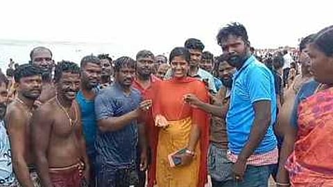 திருச்செந்தூா் கடலில் தவறவிட்ட தங்கச் சங்கிலியை மீட்டு பக்தரிடம் ஒப்படைத்த கடற்கரை பாதுகாப்புப் பணியாளா்கள்.