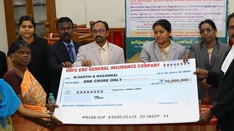 கிருஷ்ணகிரியில் நடந்த சிறப்பு மக்கள் நீதிமன்றத்தில் விபத்து வழக்கில் பாதிக்கப்பட்ட குடும்பத்தினருக்கு ரூ. ஒரு கோடிக்கான காசோலையை வழங்கும் மாவட்ட முதன்மை நீதிபதி சுமதி சாய் பிரியா.