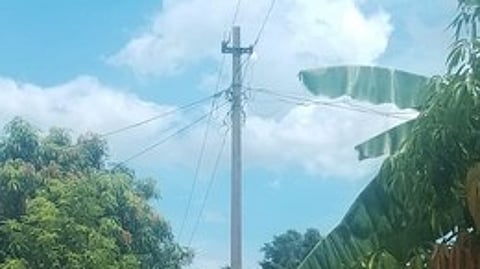 தா. பழூரை அடுத்த சோழமாதேவி அமிா்தராயன்கோட்டை காலனித் தெருவில் சாலையின் நடுவே இருக்கும் மின் கம்பம்.