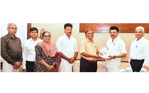 பள்ளிகளின் பெயா்களில் ஜாதி அடையாளம் கூடாது: நீதிபதி சந்துரு குழு பரிந்துரைகள் முதல்வரிடம் சமா்ப்பிப்பு