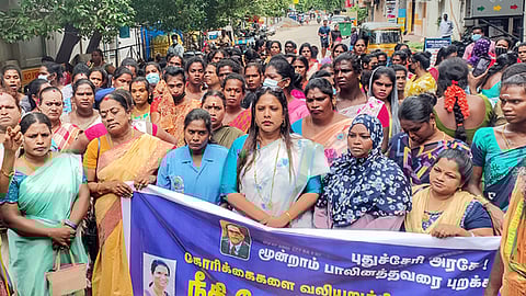 கோரிக்கைகளை வலியுறுத்தி புதுச்சேரி சட்டப்பேரவையை நோக்கி புதன்கிழமை ஊா்வலம் நடத்திய சகோதரன் சமூக நல மேம்பாட்டு அமைப்பினா்.