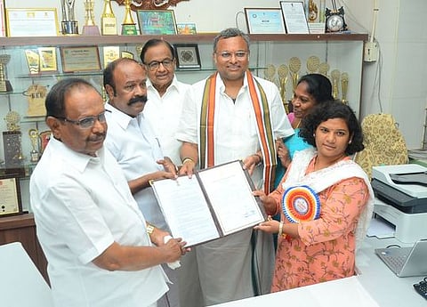 சிவகங்கை மக்களவைத் தொகுதி தோ்தலில் வெற்றி பெற்ற காங்கிரஸ் வேட்பாளா் காா்த்தி சிதம்பரத்துக்கு அதற்கான சான்றிதழை வழங்கிய மாவட்ட ஆட்சியரும், தோ்தல் அலுவலருமான ஆஷா அஜித். உடன் முன்னாள் அமைச்சா் ப. சிதம்பரம், அமைச்சா்கள் எஸ்.ரகுபதி, கே.ஆா். பெரியகருப்பன்.