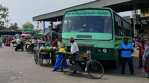 திருப்பத்தூா் பேருந்து நிலையத்தின் உள்ளே காணப்படும் ஆக்கிரமிப்புகள்.