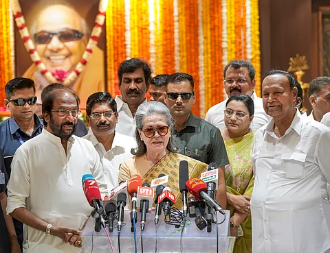 தில்லி திமுக அலுவலகத்தில் சோனியா காந்தி