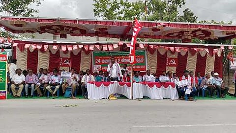 தருமபுரி அரசு போக்குவரத்துக் கழக மண்டல அலுவலகம் அருகே திங்கள்கிழமை உண்ணாவிரதப் போராட்டத்தில் ஈடுபட்டனா்.