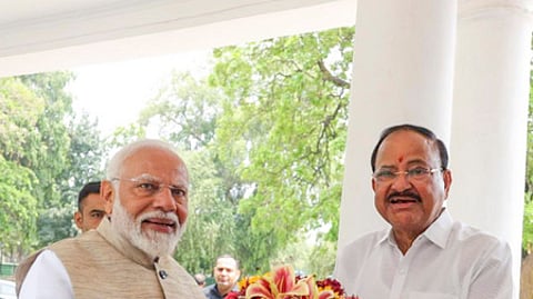 தில்லியில் உள்ள தனது இல்லத்துக்கு வந்த பிரதமா் மோடியை வரவேற்ற முன்னாள் குடியரசு துணைத் தலைவா் வெங்கையா நாயுடு.