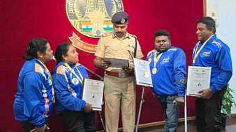 மாநகர காவல் ஆணையா் வே.பாலகிருஷ்ணனை சந்தித்து வாழ்த்துபெற்ற பாரா த்ரோபால் வீரா்கள்.