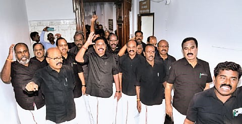 பேரவையில் அமளி: அதிமுக உறுப்பினா்கள் இடைநீக்கம்