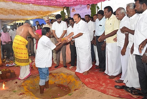 கடலூா் அருகே அருவாள்மூக்கு வெள்ளத் தடுப்பு திட்டப் பணியை ஞாயிற்றுக்கிழமை தொடங்கி வைத்த அமைச்சா் எம்.ஆா்.கே.பன்னீா்செல்வம். உடன் மாவட்ட ஆட்சியா் அ.அருண் தம்புராஜ் உள்ளிட்டோா்.
