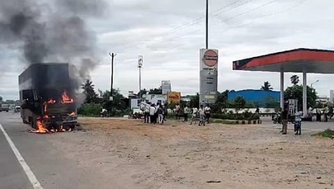 வாலாஜா அருகே கன்டெய்னா் லாரி எஞ்சினில் தீ விபத்து